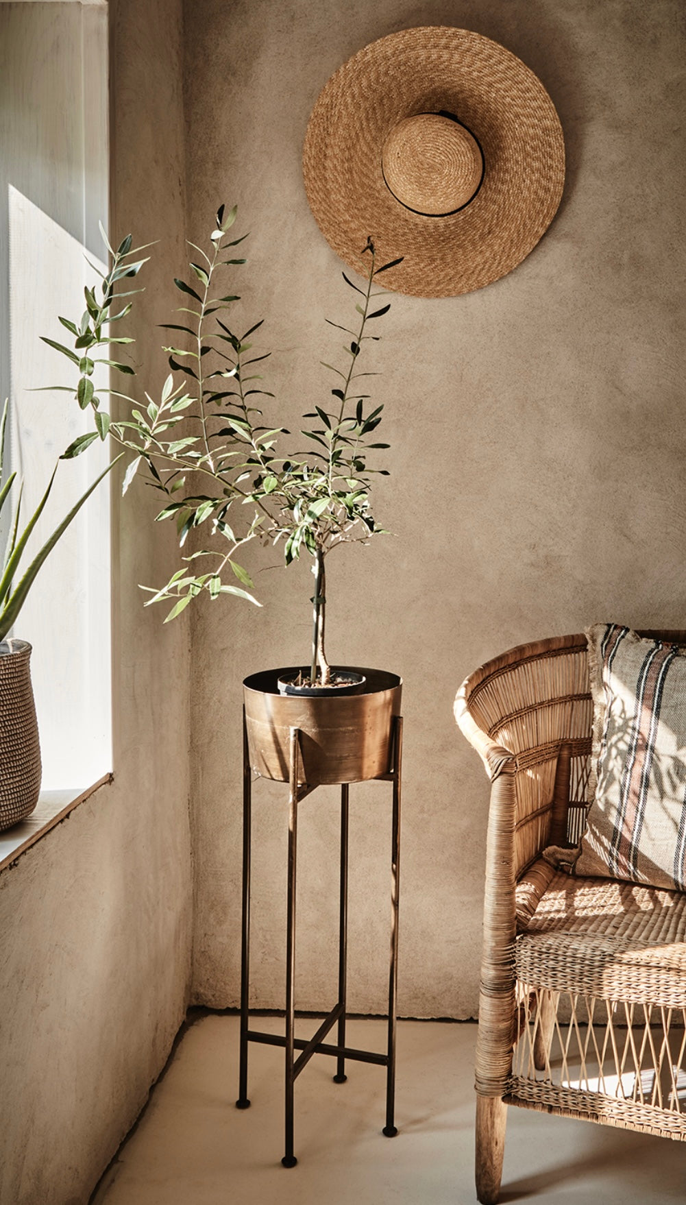 THOMAS Kruka på stativ, Mässingsfärgad Affari of sweden